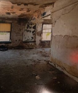 Image of a dilapidated building.